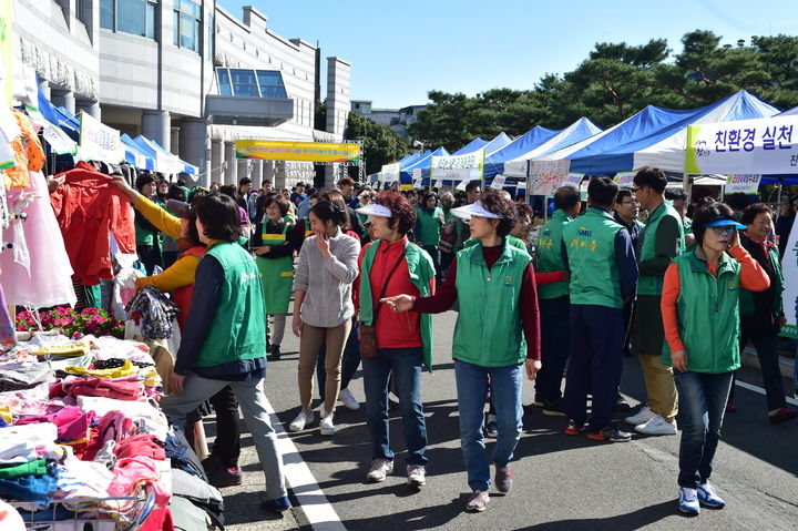 [진주=뉴시스] 진주시 새마을 알뜰나눔장터 모습. *재판매 및 DB 금지