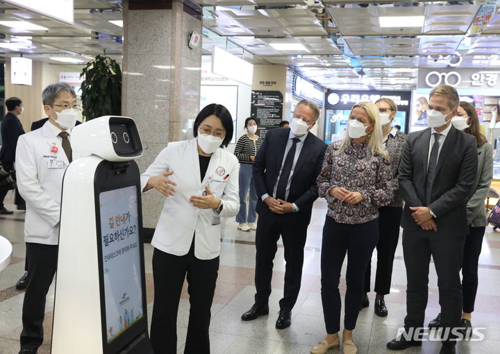 [서울=뉴시스]이미연 한림대성심병원 커맨드센터장이 덴마크 병원 관계자들에게 길 안내 로봇에 대해 설명하고 있다. (사진= 한림대의료원 제공) 2023.10.20. photo@newsis.com. 