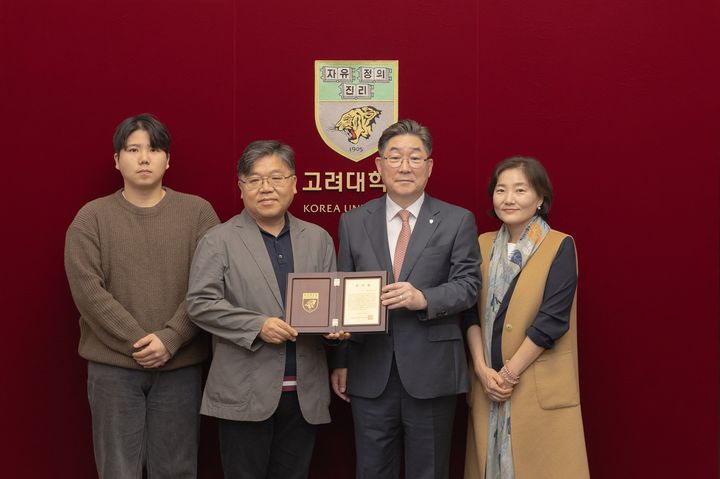 (왼쪽에서) 故신애진 교우 동생, 아버지 신정섭 후원자, 고려대 김동원 총장, 어머니 김남희 후원자 (사진=고려대 제공) *재판매 및 DB 금지