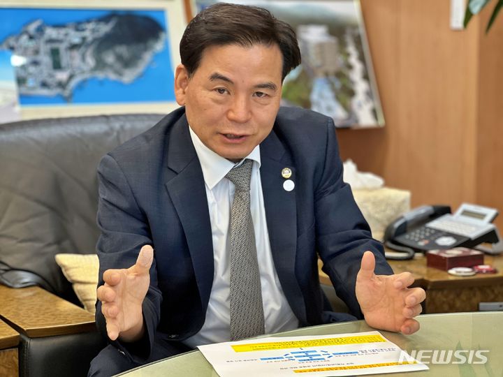 [부산=뉴시스] 원동화 기자 = 도덕희 부산 지방시대위원장이 본지와 인터뷰를 하고 있다. dhwon@newsis.com