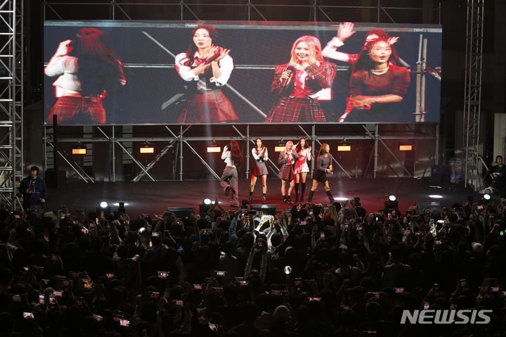[창원=뉴시스]홍정명 기자=지난 19일 마산대학교 청우대동제 개막식에서 걸그룹 오마이걸이 공연하고 있다.(사진=마산대 제공) 2023.10.20. photo@newsis.com