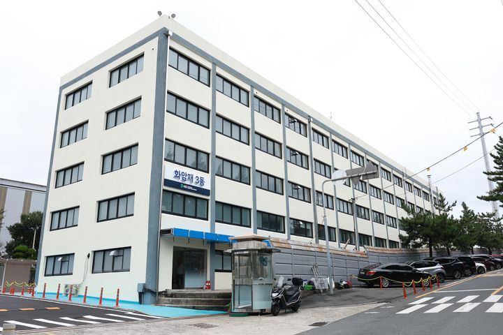 [울산=뉴시스]HD현대중공업이 사내 협력회사에 근무하는 외국인 근로자를 위해 개소한 화암재3동 기숙사 전경. (사진=HD현대중공업 제공) photo@newsis.com *재판매 및 DB 금지