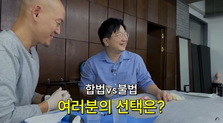 [서울=뉴시스]유튜브 채널 '문신 지우는 영수쌤'은 지난 13일 '불법VS합법 문신 여러분은 어떤 걸 받으시겠습니까'라는 제목의 영상을 올렷다. (사진=문신 지우는 영수쌤 채널 캡처) 2023.10.20. photo@newsis.com *재판매 및 DB 금지