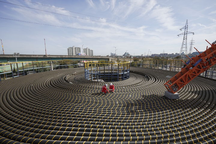 [동해=뉴시스]LS전선 동해공장에 전봇대 굵기 만한 해저케이블이 국수 사리처럼 둥글게 말려 대형 턴테이블에 차곡차곡 쌓여 있다. (사진=LS전선 제공) photo@newsis.com *재판매 및 DB 금지