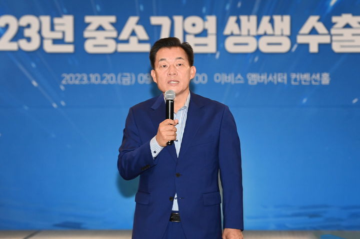 [수원=뉴시스] 이재준 경기 수원시장이 20일 이비스 앰배서더 수원 컨벤션홀에서 열린 '2023년 중소기업 생생 수출마당'에서 인사말을 하고 있다. (사진=수원시 제공) 2023.10.20. photo@newsis.com *재판매 및 DB 금지
