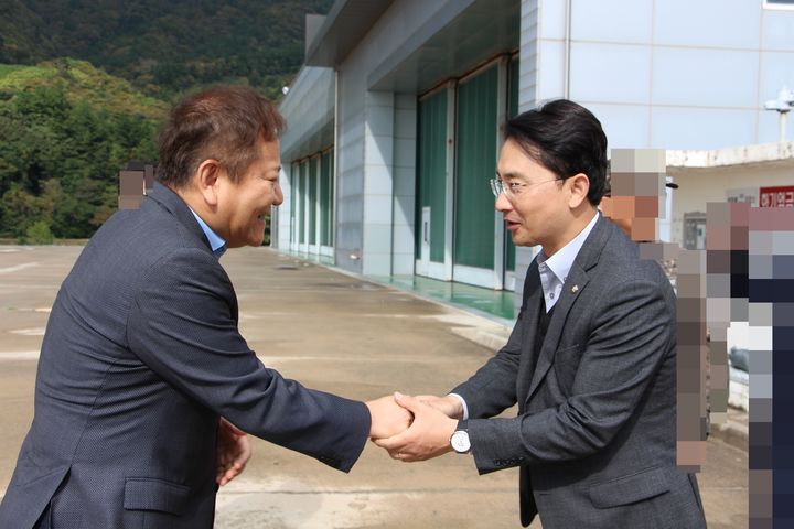 [대구=뉴시스] 국민의힘 김병욱(포항시 남구·울릉군) 의원이 20일 울릉도를 찾은 이상민 행정안전부 장관과 인사를 하고 있다(사진=김병욱 의원실 제공) 2023.10.20 photo@newsis.com  *재판매 및 DB 금지