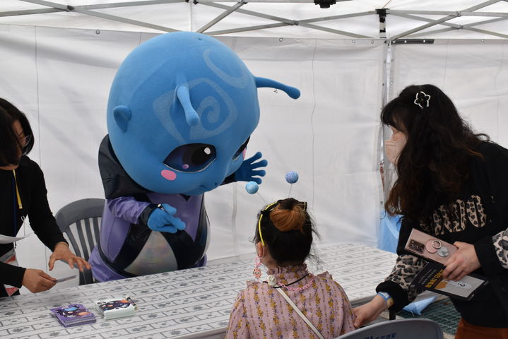밀양시가 오는 11월4일과 5일까지 제4회 외계인 대축제를 개최한다. 사진은 지난해 외계인 대축제 외계인 팬 사인회. (사진=밀양시 제공) *재판매 및 DB 금지
