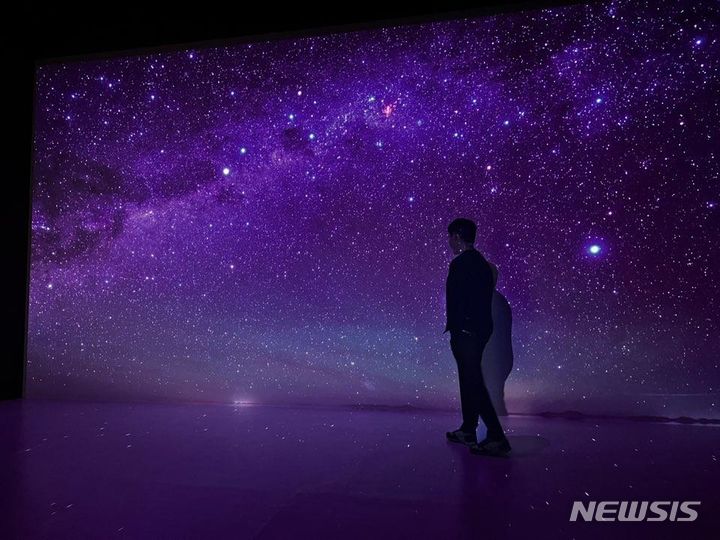 [서울=뉴시스]서울시립과학관은 오는 25일부터 12월까지 매주 주말과 공휴일에 권오철 천체사진가의 '우유니 소금사막의 별이 내리는 밤' 전시를 선보인다고 22일 밝혔다. (사진=서울시 제공). 2023.10.22. photo@newsis.com