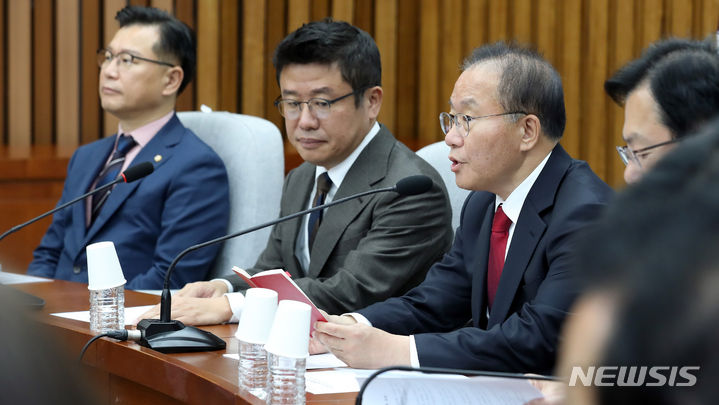 [서울=뉴시스] 이영환 기자 = 윤재옥 국민의힘 원내대표가 20일 오전 서울 여의도 국회에서 열린 국정감사 대책회의에서 발언을 하고 있다. 2023.10.20. 20hwan@newsis.com