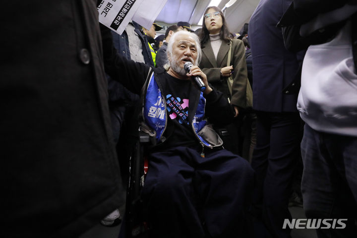 [서울=뉴시스] 최동준 기자 = 전국장애인차별철폐연대 박경석 대표 등 회원들이 지난 20일 서울 삼각지역에서 장애인이동권보장, 장애인권리예산 보장 촉구 기자회견을 마치고 지하철에 올라타 선전전을 하고 있다. 2023.10.20. photocdj@newsis.com