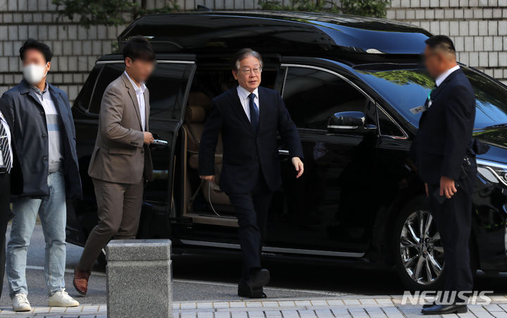 [서울=뉴시스] 김선웅 기자 = 이재명 더불어민주당 대표가 20일 서울 서초구 서울중앙지법에서 열린 대장동·위례신도시 배임 및 성남FC 뇌물 의혹 사건 3차 공판에 출석하고 있다. 2023.10.20. mangusta@newsis.com