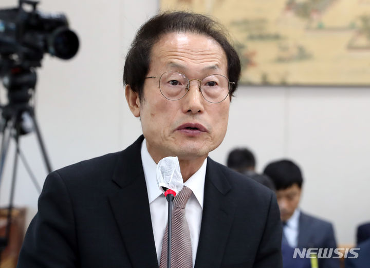 [서울=뉴시스] 이영환 기자 = 조희연 서울시교육감이 20일 오전 서울 여의도 국회에서 열린 교육위원회 국정감사에서 업무보고를 하고 있다. 2023.10.20. 20hwan@newsis.com