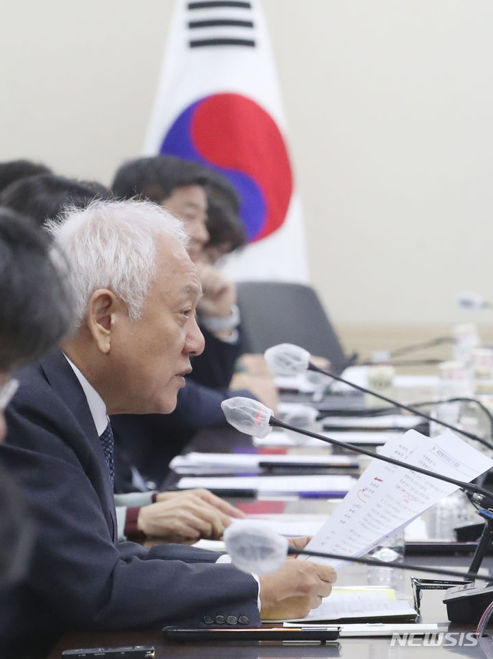 [서울=뉴시스] 김명원 기자 = 김한길 국민통합위원회 위원장이 20일 오전 서울 종로구 정부서울청사에서 열린 노년의 역할이 살아있는 사회 특위 출범식에 참석해 인사말을 하고 있다. 2023.10.20. kmx1105@newsis.com