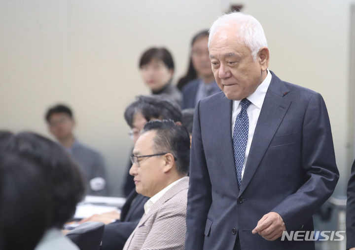 [서울=뉴시스] 김명원 기자 = 김한길 국민통합위원회 위원장이 20일 오전 서울 종로구 정부서울청사에서 열린 노년의 역할이 살아있는 사회 특위 출범식에 참석하고 있다. 2023.10.20. kmx1105@newsis.com