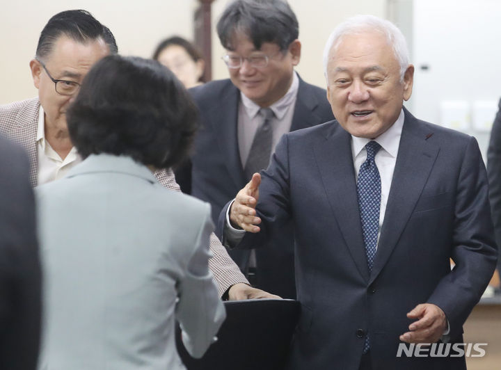 [서울=뉴시스] 김명원 기자 = 김한길 국민통합위원회 위원장이 20일 오전 서울 종로구 정부서울청사에서 열린 노년의 역할이 살아있는 사회 특위 출범식에 참석하며 위원들과 악수하고 있다. 2023.10.20. kmx1105@newsis.com