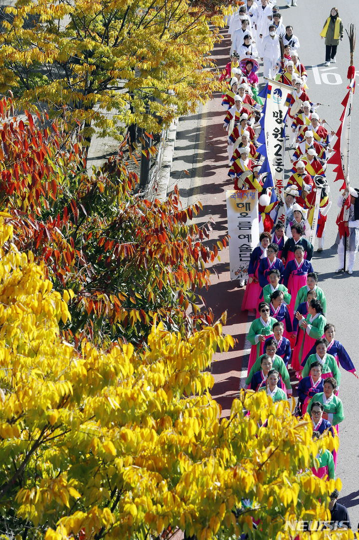 [서울=뉴시스] 최동준 기자 = 20일 서울 마포구 월드컵 공원 인근에서 마포나루 새우젓 축제 퍼레이드가 열리고 있다. 2023.10.20. photocdj@newsis.com