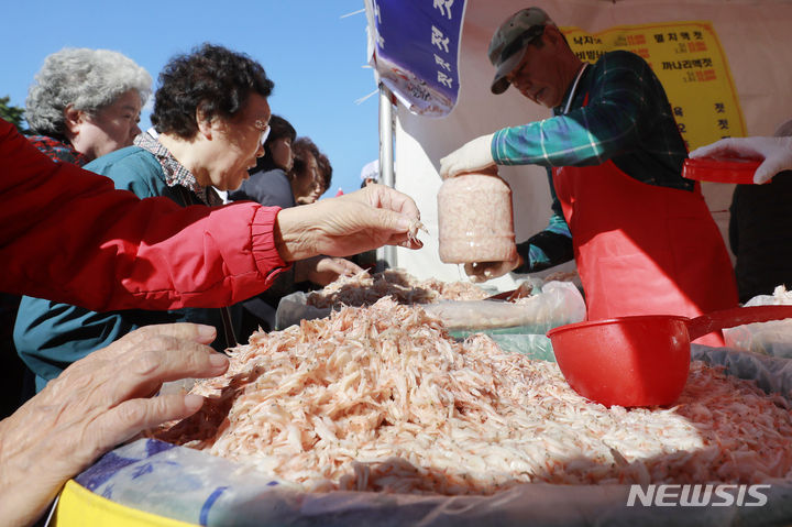 [서울=뉴시스] 최동준 기자 =지난 2023년 10월 20일 서울 마포구 월드컵 공원에서 열린 마포나루 새우젓 축제를 찾은 시민들이 새우젓을 구매하고 있다. 2023.10.20. photocdj@newsis.com