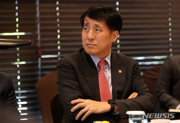 [서울=뉴시스] 김선웅 기자 = 장영진 산업통상자원부 1차관이 20일 서울 소재 호텔에서 열린 석유화학 민관합동 비상대응 협의체 발족식에서 관련 비상대응 현황을 점검하고 있다. 2023.10.20. mangusta@newsis.com