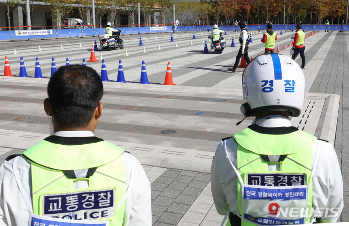 [인천=뉴시스] 전진환 기자 = 20일 제1회 전국 경찰싸이카 경진대회가 열린 인천 연수구 송도컨벤시아 광장에서 경기 출전 경찰관들이 동료 경찰관의 경기를 지켜보고 있다. 2023.10.19. amin2@newsis.com