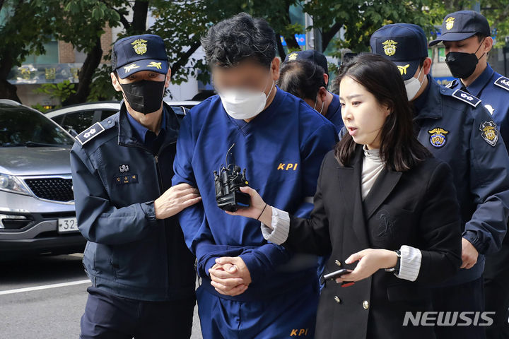 [서울=뉴시스] 최동준 기자 = '영풍제지 시세조종' 혐의를 받는 신 모 씨, 김 모 씨가 20일 서울 양천구 서울남부지방법원에서 열린 영장실질심사에 출석하고 있다. 2023.10.20. photocdj@newsis.com