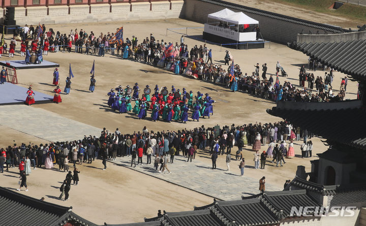 [서울=뉴시스] 김명원 기자 = 20일 서울 종로구 경복궁 흥례문 앞에서 2023년 궁궐 호위군 사열의식 '첩종'이 거행되고 있다. 조선시대 궁궐 호위군 사열의식 재연행사 '첩종'이 코로나19 이후 4년 만에 다시 열렸다. 2011년 처음 시작된 이 행사는 '경국대전'을 토대로 국왕의 행차와 사열을 위한 진법과 연무를 극으로 재구성해 선보였다. '첩종'은 경국대전(병전 25편)에 나와 있는 어전사열과 비상대기에 사용되는 큰 종이다. 2023.10.20. kmx1105@newsis.com
