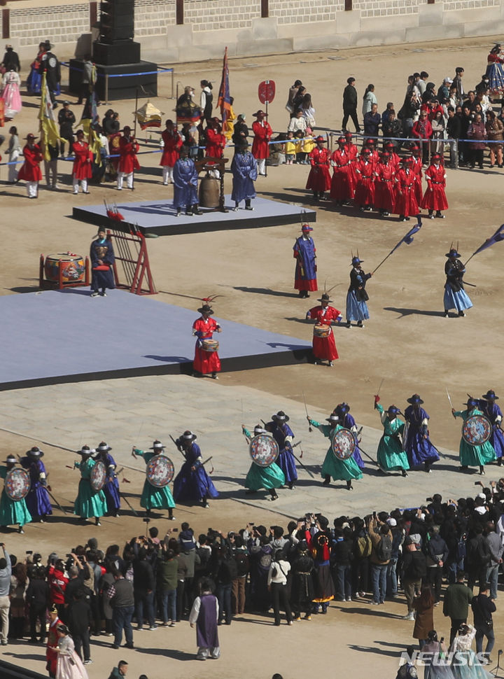 [서울=뉴시스] 김명원 기자 = 20일 서울 종로구 경복궁 흥례문 앞에서 2023년 궁궐 호위군 사열의식 '첩종'이 거행되고 있다. 조선시대 궁궐 호위군 사열의식 재연행사 '첩종'이 코로나19 이후 4년 만에 다시 열렸다. 2011년 처음 시작된 이 행사는 '경국대전'을 토대로 국왕의 행차와 사열을 위한 진법과 연무를 극으로 재구성해 선보였다. '첩종'은 경국대전(병전 25편)에 나와 있는 어전사열과 비상대기에 사용되는 큰 종이다. 2023.10.20. kmx1105@newsis.com
