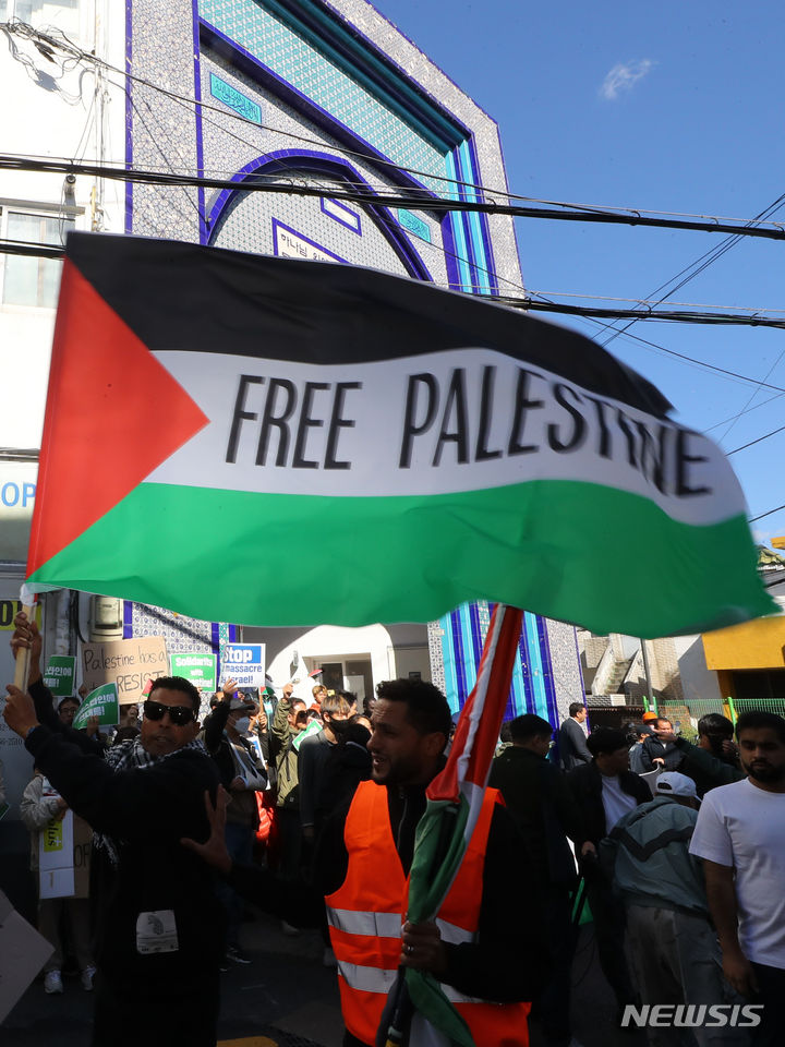 [서울=뉴시스] 최진석 기자 = 20일 서울 용산구 한국이슬람교 서울중앙성원앞에서 팔레스타인 연대행진 참가자들이 이스라엘의 가자지구 폭격 중단을 촉구하며 집회장소인 이태원역을 향해 행진하고 있다. 2023.10.20. myjs@newsis.com