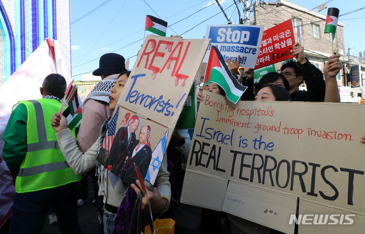 [서울=뉴시스] 최진석 기자 = 20일 서울 용산구 한국이슬람교 서울중앙성원앞에서 팔레스타인 연대행진 참가자들이 이스라엘의 가자지구 폭격 중단을 촉구하는 피켓을 들고 있다. 2023.10.20. myjs@newsis.com