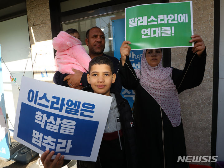 [서울=뉴시스] 최진석 기자 = 20일 서울 용산구 한국이슬람교 서울중앙성원앞에서 팔레스타인 연대행진 참가자들이 이스라엘의 가자지구 폭격 중단을 촉구하는 피켓을 들고 있다. 2023.10.20. myjs@newsis.com