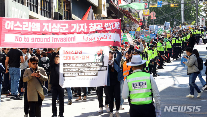 [서울=뉴시스] 최진석 기자 = 20일 서울 용산구 한국이슬람교 서울중앙성원앞에서 팔레스타인 연대행진 참가자들이 이스라엘의 가자지구 폭격 중단을 촉구하며 집회장소인 이태원역을 향해 행진하고 있다. 2023.10.20. myjs@newsis.com