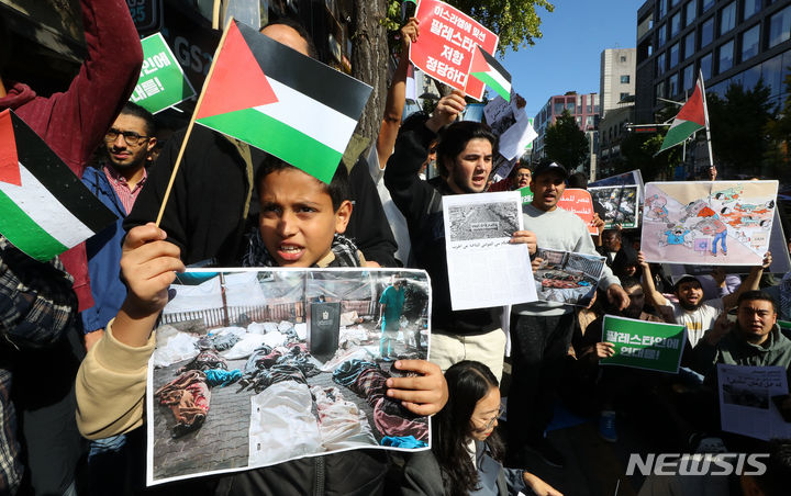 [서울=뉴시스] 최진석 기자 = 20일 서울 용산구 이태원역 앞에서 열린 팔레스타인 연대 집회 참가자들이 이스라엘의 가자지구 폭격 중단을 촉구하고 있다. 2023.10.20. myjs@newsis.com
