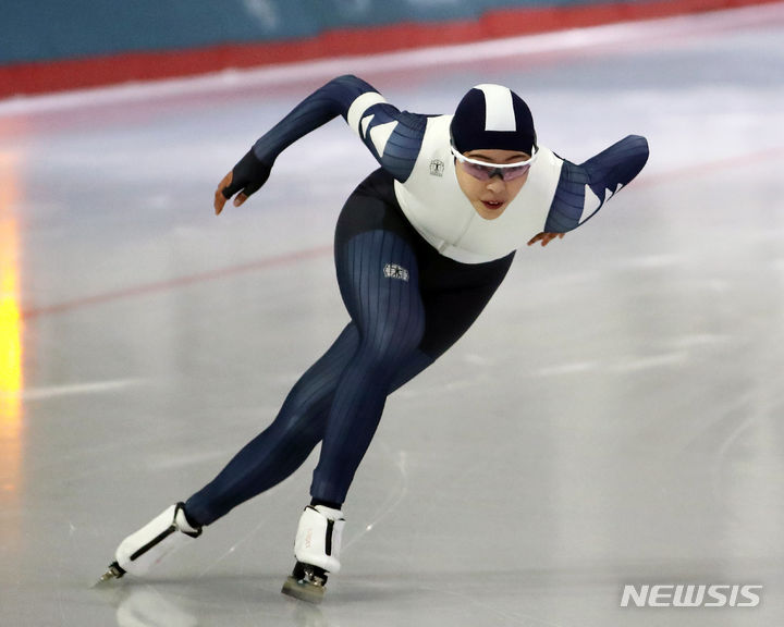 [서울=뉴시스] 김명년 기자 = 지난 2023년10월20일 오후 서울 노원구 태릉국제스케이트장에서 열린 '제58회 전국남녀 종목별 스피드스케이팅 선수권대회' 여자부 500m 결승에 출전한 이나현이 역주를 하고 있다. 이나현은 이날 39.07초의 기록으로 2위를 차지했다. 2023.10.20. kmn@newsis.com