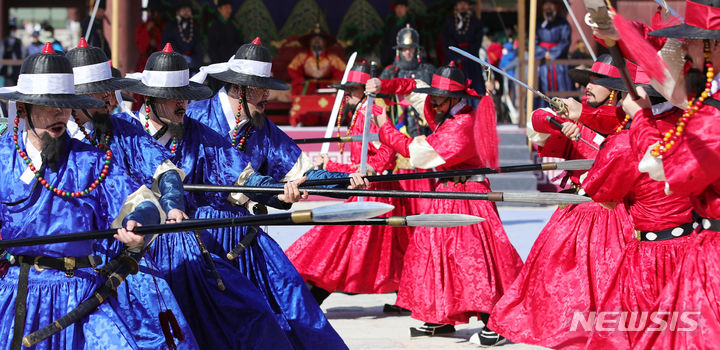 [서울=뉴시스] 홍효식 기자 = 20일 서울 종로구 경복궁 흥례문 앞에서 2023 궁궐 호위군 사열의식인 '첩종' 재현행사가 열리고 있다. '첩종' 재연행사는 코로나19 이후 4년 만에 다시 열렸다. 2023.10.20. yesphoto@newsis.com