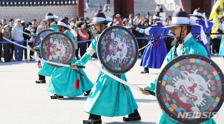 [서울=뉴시스] 홍효식 기자 = 20일 서울 종로구 경복궁 흥례문 앞에서 2023 궁궐 호위군 사열의식인 '첩종' 재현행사가 열리고 있다. '첩종' 재연행사는 코로나19 이후 4년 만에 다시 열렸다. 2023.10.20. yesphoto@newsis.com