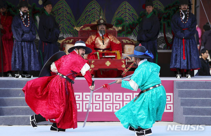 [서울=뉴시스] 홍효식 기자 = 20일 서울 종로구 경복궁 흥례문 앞에서 2023 궁궐 호위군 사열의식인 '첩종' 재현행사가 열리고 있다. '첩종' 재연행사는 코로나19 이후 4년 만에 다시 열렸다. 2023.10.20. yesphoto@newsis.com