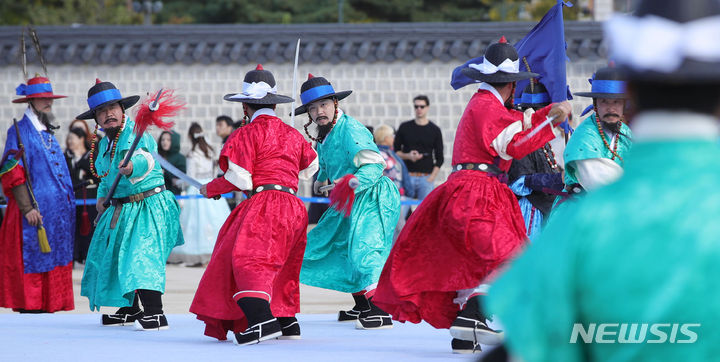 [서울=뉴시스] 홍효식 기자 = 20일 서울 종로구 경복궁 흥례문 앞에서 2023 궁궐 호위군 사열의식인 '첩종' 재현행사가 열리고 있다. '첩종' 재연행사는 코로나19 이후 4년 만에 다시 열렸다. 2023.10.20. yesphoto@newsis.com