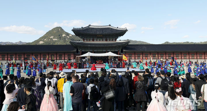 [서울=뉴시스] 홍효식 기자 = 20일 서울 종로구 경복궁 흥례문 앞에서 2023 궁궐 호위군 사열의식인 '첩종' 재현행사가 열리고 있다. '첩종' 재연행사는 코로나19 이후 4년 만에 다시 열렸다. 2023.10.20. yesphoto@newsis.com