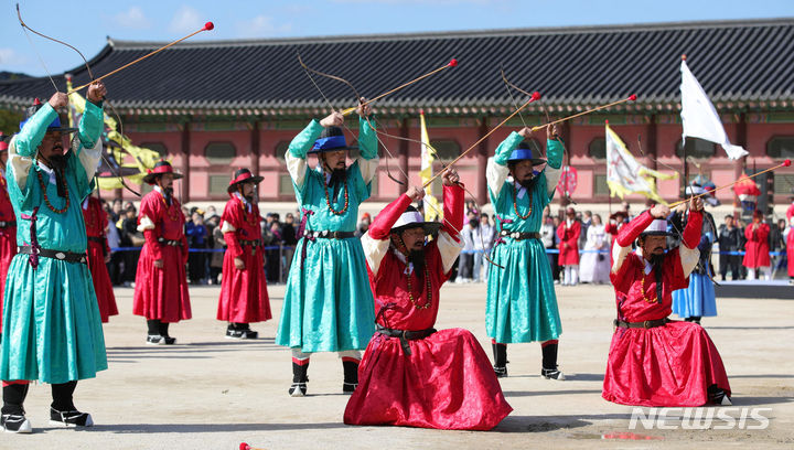 [서울=뉴시스] 홍효식 기자 = 20일 서울 종로구 경복궁 흥례문 앞에서 2023 궁궐 호위군 사열의식인 '첩종' 재현행사가 열리고 있다. '첩종' 재연행사는 코로나19 이후 4년 만에 다시 열렸다. 2023.10.20. yesphoto@newsis.com