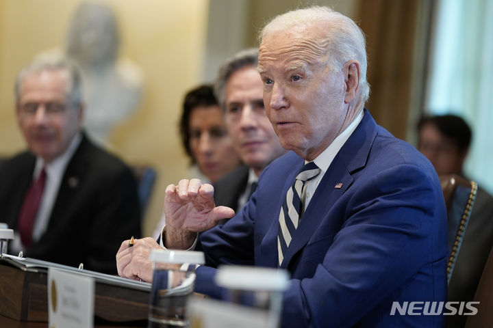 [워싱턴=AP/뉴시스]조 바이든 미국 대통령이 10월 20일 미 백악관을 방문한 샤를 미셸 유럽연합(EU) 정상회의 상임의장, 우르줄라 폰데어라이엔 유럽연합(EU) 집행위원장과 회담을 진행하고 있다. 2023.10.23