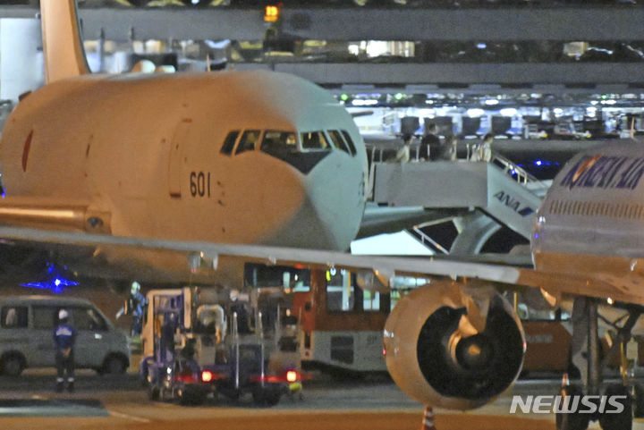 [도쿄=AP/뉴시스]이스라엘과 이란의 군사적 충돌로 긴장이 고조되자 일본 정부는 현지 자국민 대피 등에 대비해 19일 오전 자위대에 아프리카 지부티 기지로 수송기를 파견해 대기하도록 명령했다. 사진은 2023년 10월21일 새벽 이스라엘에서 대피한 사람들이 도쿄 하네다 국제공항에 도착하자마자 일본 항공자위대 수송기에서 내리고 있는 모습. 2025.06.19.