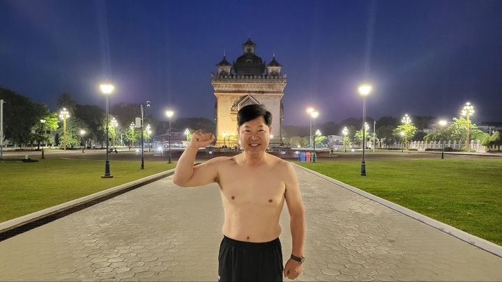 이만수 전 SK 와이번스 감독이 라오스 야구대표팀의 2022 항저우 아시안게임 승리를 기념해 속옷 퍼포먼스를 펼쳤다. (사진=이만수 전 감독 제공) *재판매 및 DB 금지