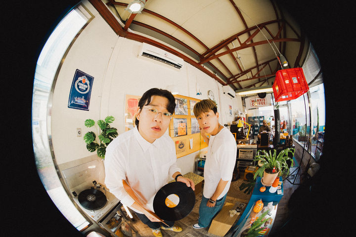 [대구=뉴시스] 북 치는 래퍼 겐지와 싱어송라이터 심상명 사진. 왼쪽부터 심상명, 겐지. (사진 = 달서아트센터 제공) 2023.10.21. photo@newsis.com *재판매 및 DB 금지