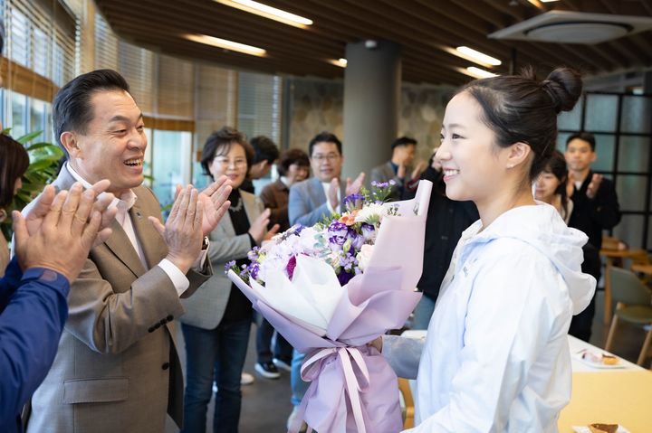 [수원=뉴시스] 이재준 경기 수원시장이 21일 제19회 항저우 아시안게임 탁구 여자 복식에서 금메달을 획득한 신유빈 선수에게 꽃다발을 전달하며 축하를 건네고 있다. (사진=수원시 제공) 2023.10.21. photo@newsis.com *재판매 및 DB 금지