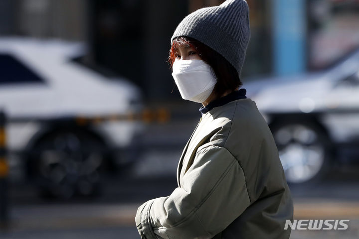 [서울=뉴시스] 최동준 기자 = 서울 최저기온이 5도를 기록하며 초겨울 추위기 찾아온 21일 서울 명동거리에서 외국인이 두터운 옷을 입고 거리를 걷고 있다. 2023.10.21. photocdj@newsis.com