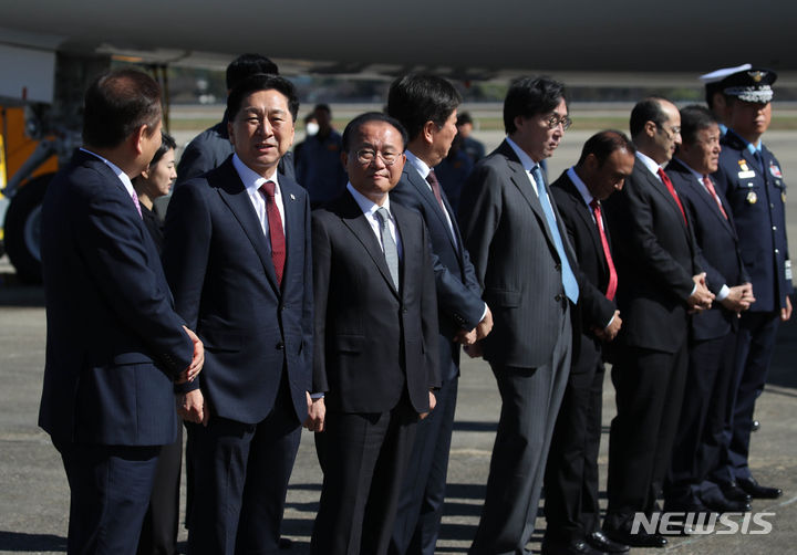 [성남=뉴시스] 전신 기자 = 국민의힘 김기현 대표, 윤재옥 원내대표, 이상민 행정안전부 장관 등이 21일 경기도 성남 서울공항에서 사우디아라비아와 카타르를 국빈 방문하는 윤석열 대통령 환송을 위해 기다리고 있다. 2023.10.21. photo1006@newsis.com