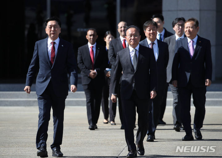 [성남=뉴시스] 전신 기자 = 국민의힘 김기현 대표, 윤재옥 원내대표, 김대기 대통령 비서실장, 이상민 행정안전부 장관 등이 21일 경기도 성남 서울공항에서 사우디아라비아와 카타르를 국빈 방문하는 윤석열 대통령 환송을 위해 이동하고 있다. 2023.10.21. photo1006@newsis.com