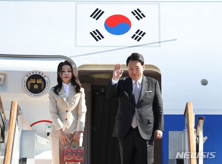 [성남=뉴시스] 전신 기자 = 사우디아라비아와 카타르를 국빈 방문하는 윤석열 대통령과 부인 김건희 여사가 21일 경기도 성남 서울공항에 도착해 공군 1호기 탑승에 앞서 손 흔들어 인사하고 있다. 2023.10.21. photo1006@newsis.com