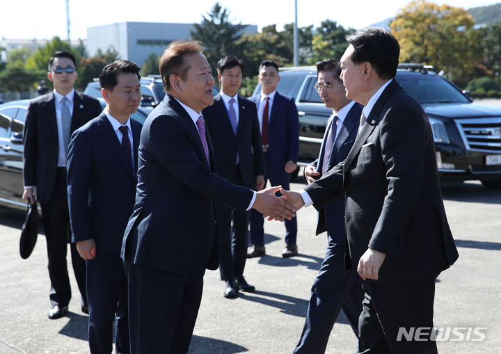 [성남=뉴시스] 전신 기자 = 사우디아라비아와 카타르를 국빈 방문하는 윤석열 대통령이 21일 경기도 성남 서울공항에 도착해 공군 1호기 탑승에 앞서 이상민 행정안전부 장관의 환송을 받고 있다. 2023.10.21. photo1006@newsis.com