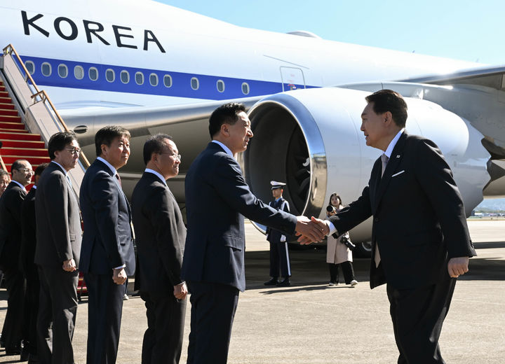 [성남=뉴시스] 사우디아라비아와 카타르를 국빈 방문하는 윤석열 대통령이 21일 경기도 성남 서울공항에 도착해 공군 1호기 탑승에 앞서 국민의힘 김기현 대표와 악수하고 있다. (사진=대통령실 제공) 2023.10.21. photo@newsis.com *재판매 및 DB 금지