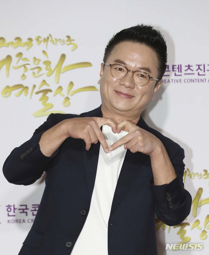 [서울=뉴시스] 김근수 기자 = 희극인 김태균이 21일 서울 중구 국립극장 해오름극장에서 열린 2023 대한민국 대중문화예술상 시상식 전 포토월에서 포즈를 취하고 있다. 2023.10.21. ks@newsis.com